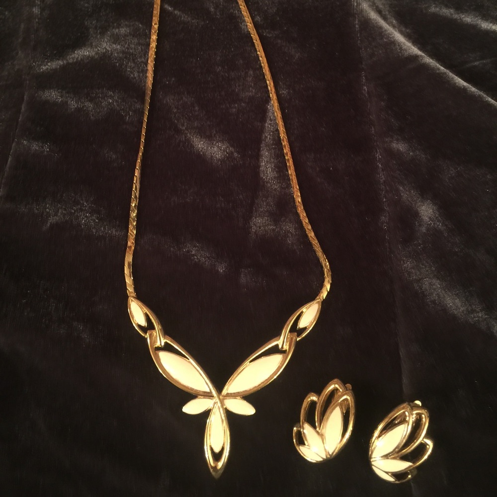 Tahari jewelry set